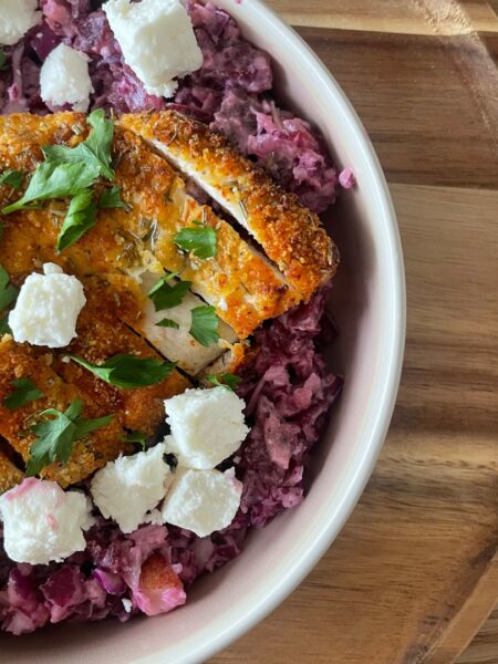 Salade rouge et poulet pâné