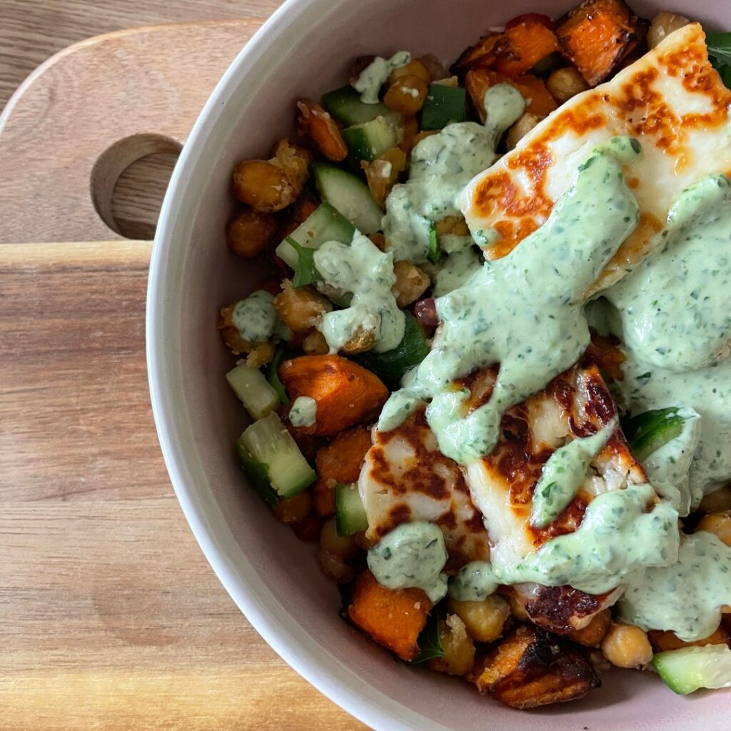 Salade d’hiver avec halloumi et sauce tahini verte